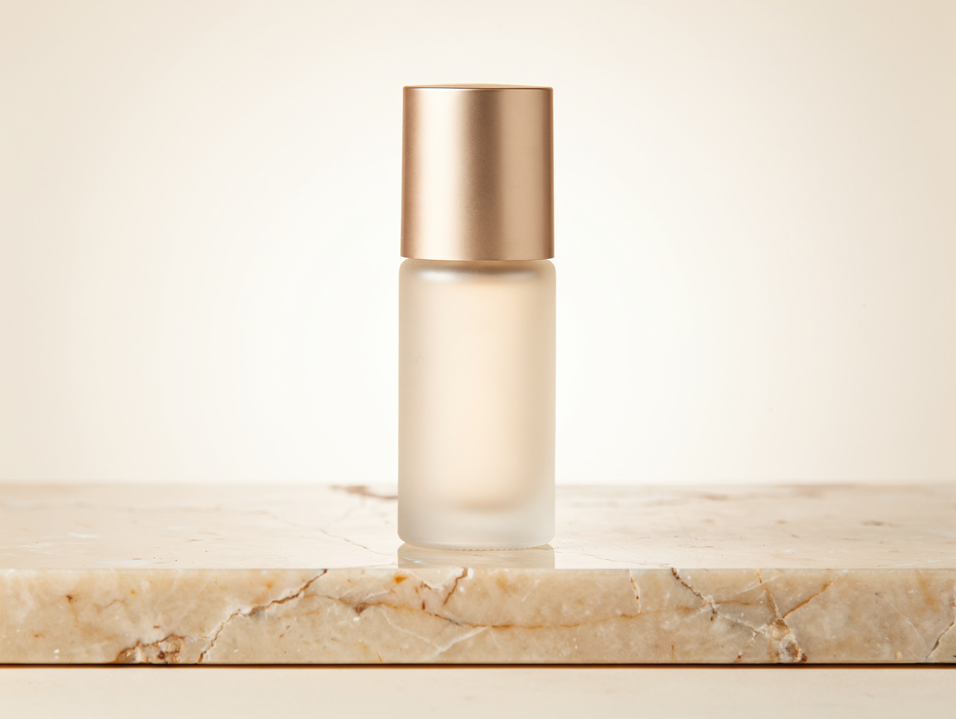 Flacons de sérum et cosmétiques de luxe disposés sur marbre studio